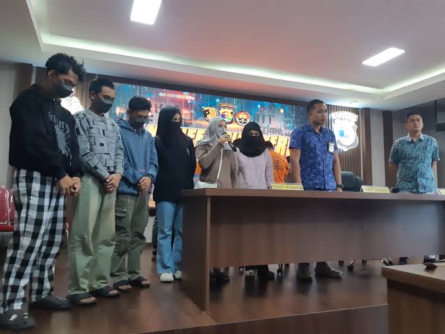 Remaja Bersama Terduga Pelaku Pembunuhan Di Kantor Polisi